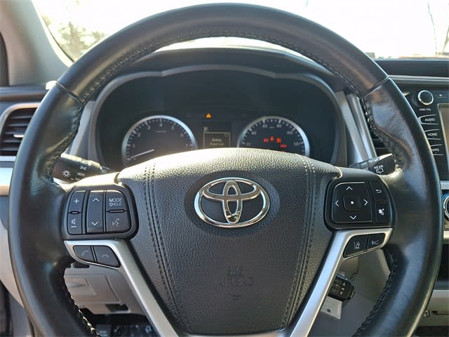 Thumbnail: 2017 Toyota Highlander - 23