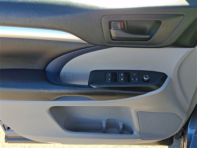 Thumbnail: 2017 Toyota Highlander - 20