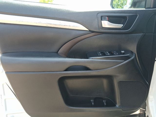 Thumbnail: 2019 Toyota Highlander - 18