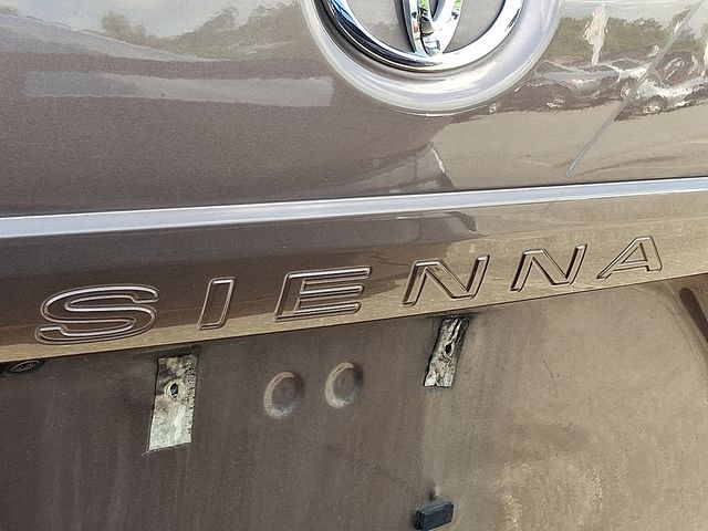 Thumbnail: 2020 Toyota Sienna - 9