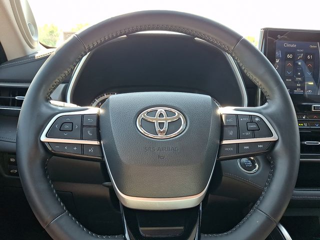 Thumbnail: 2022 Toyota Highlander - 10