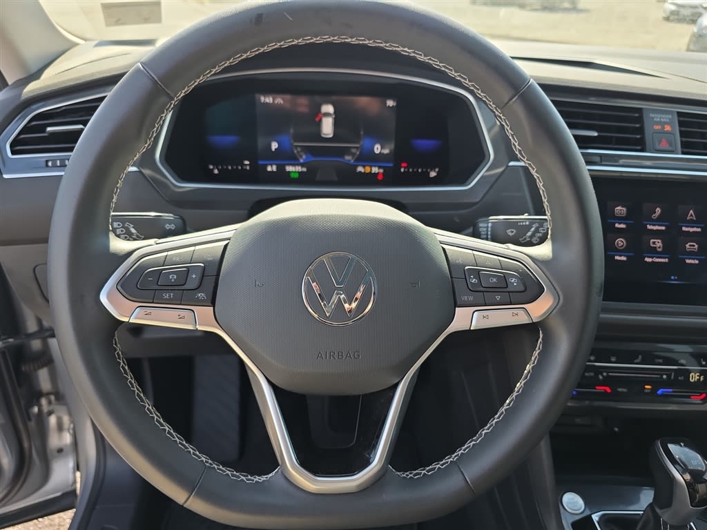 Thumbnail: 2022 Volkswagen Tiguan - 9