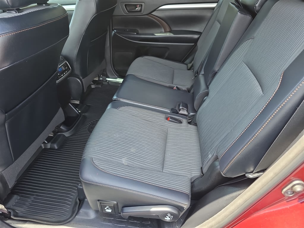 Thumbnail: 2018 Toyota Highlander - 23