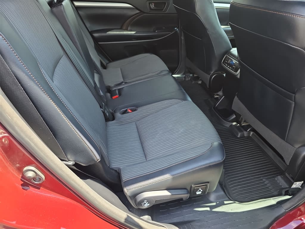 Thumbnail: 2018 Toyota Highlander - 12