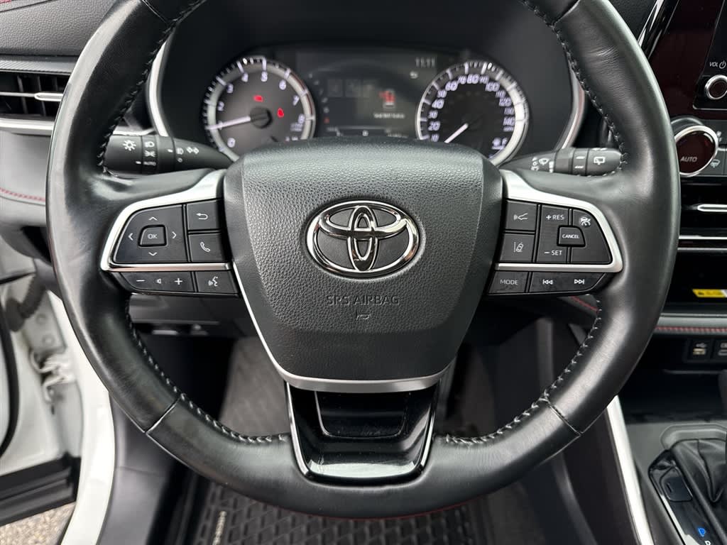 Thumbnail: 2023 Toyota Highlander - 10