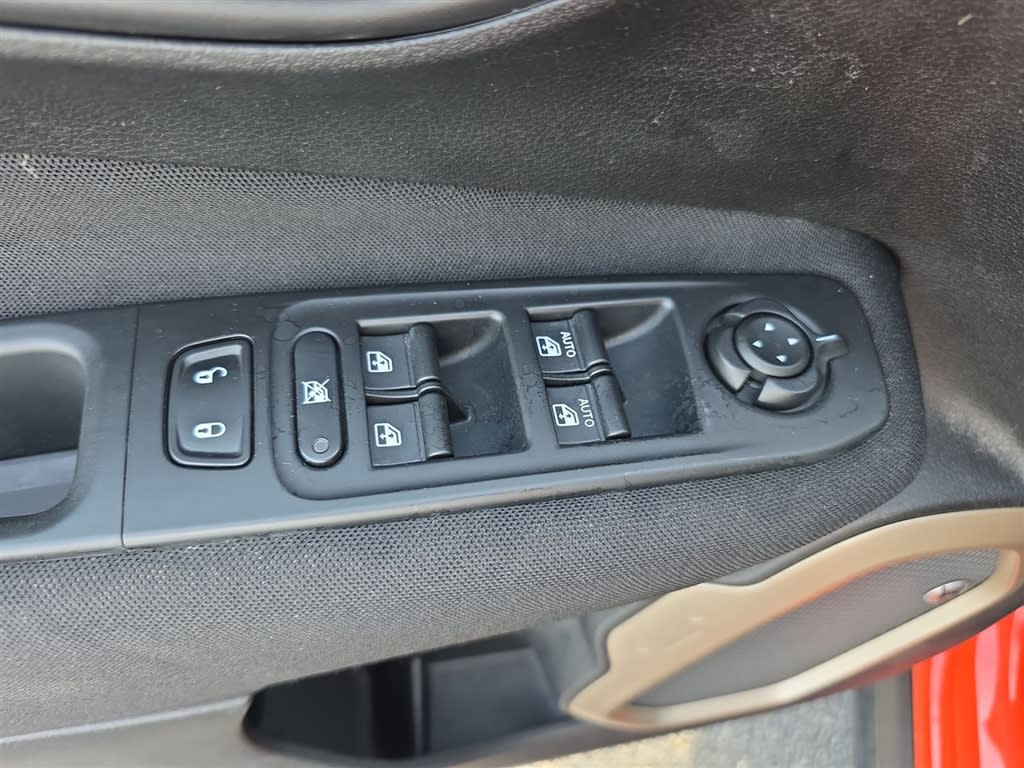 Thumbnail: 2017 Jeep Renegade - 24