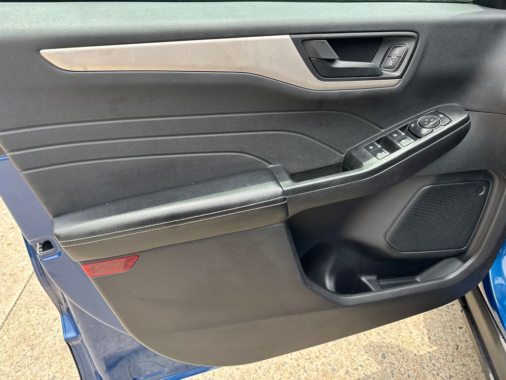 Thumbnail: 2022 Ford Escape - 16