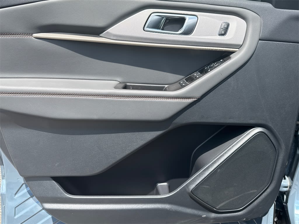 2025 Ford Explorer Active 22