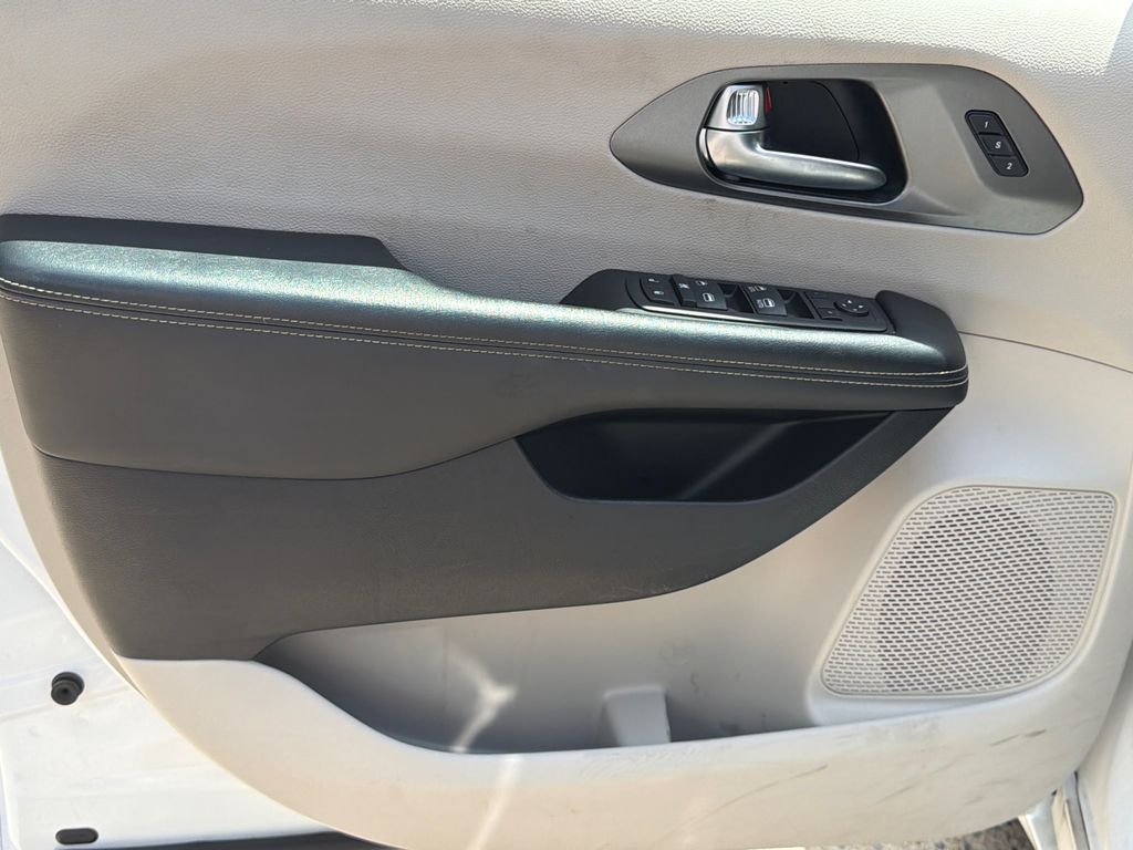 Thumbnail: 2023 Chrysler Pacifica - 13
