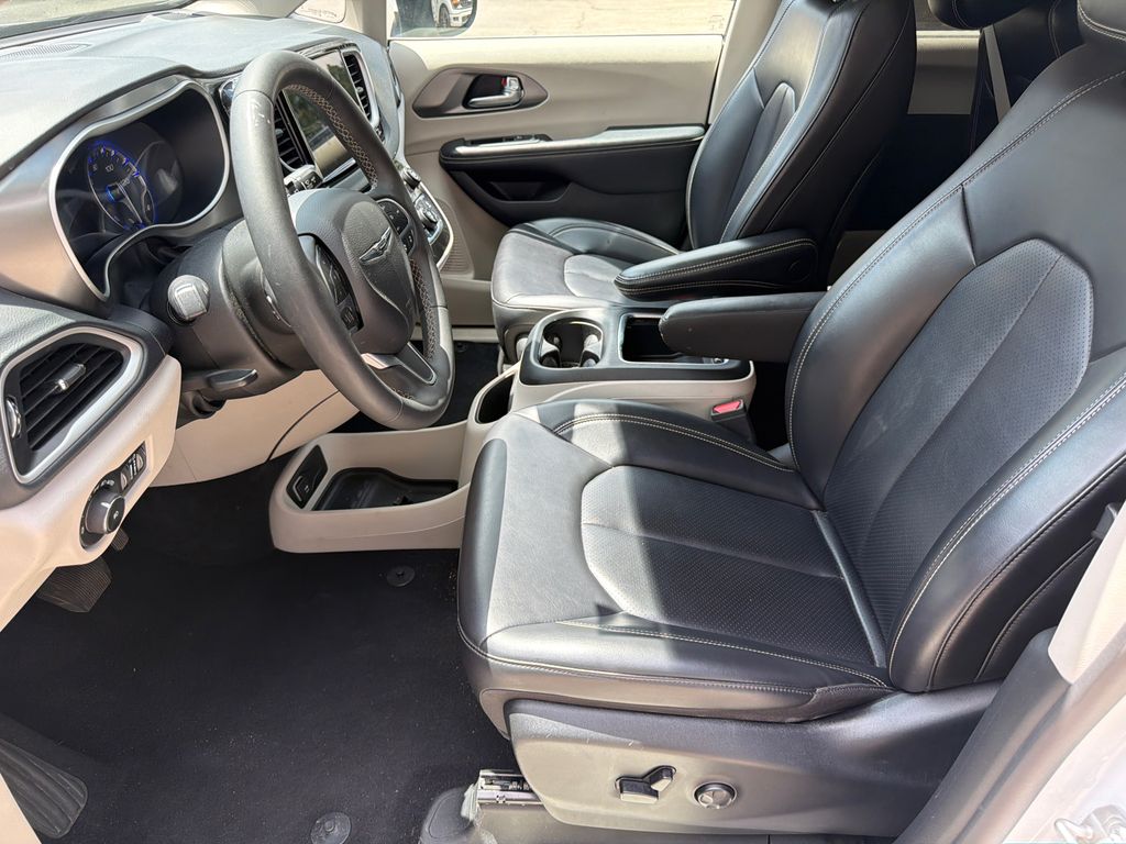 Thumbnail: 2023 Chrysler Pacifica - 8