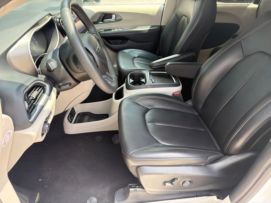 Thumbnail: 2023 Chrysler Pacifica - 9