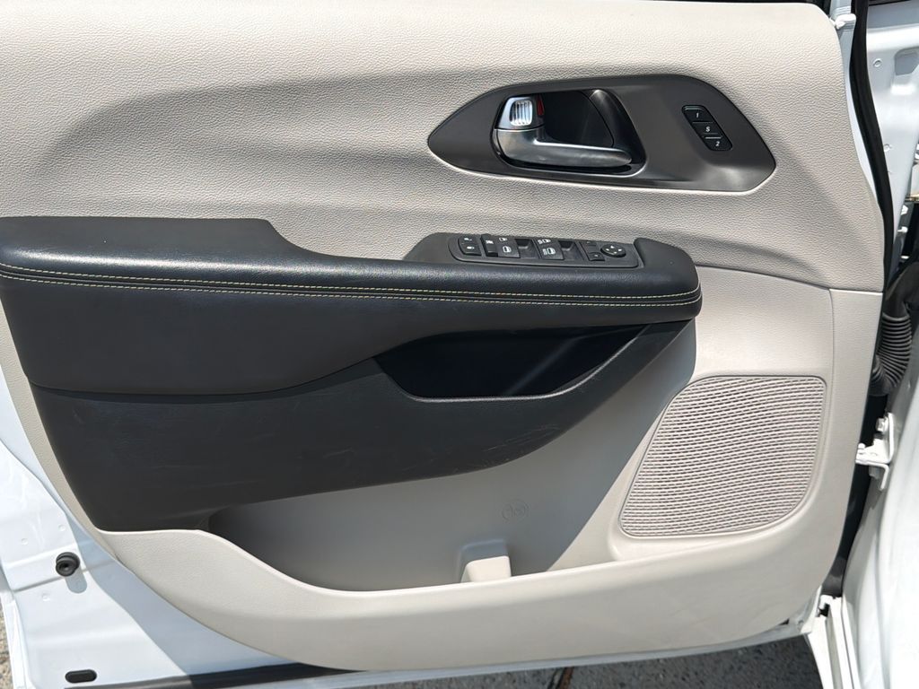 Thumbnail: 2023 Chrysler Pacifica - 22