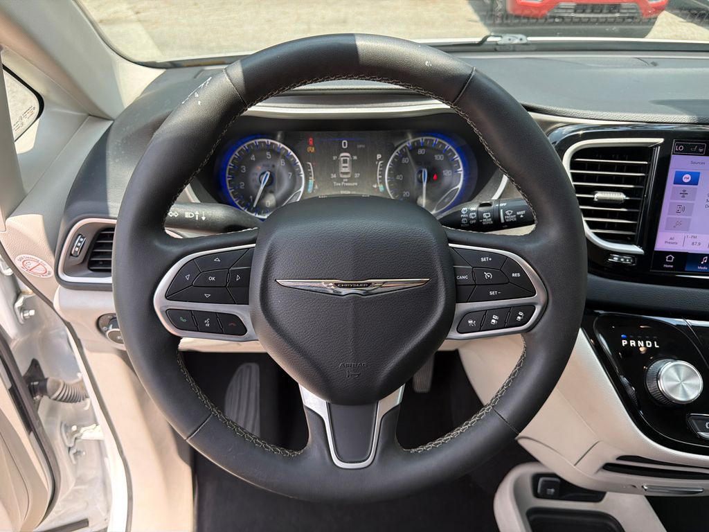 Thumbnail: 2023 Chrysler Pacifica - 25
