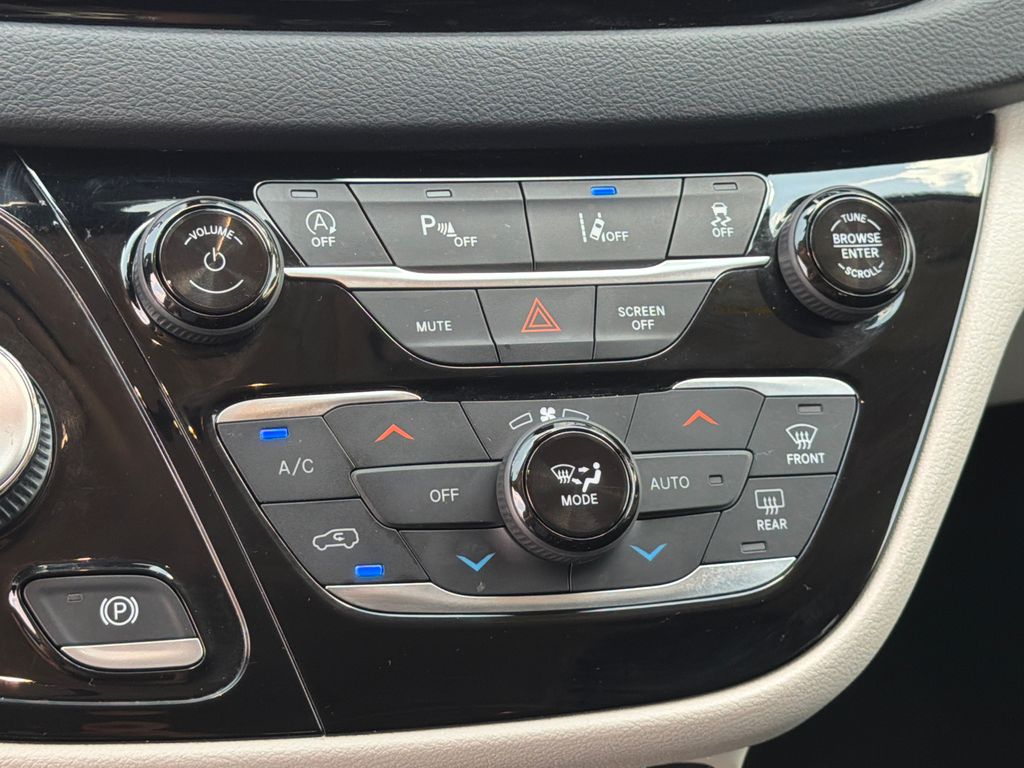 Thumbnail: 2023 Chrysler Pacifica - 30