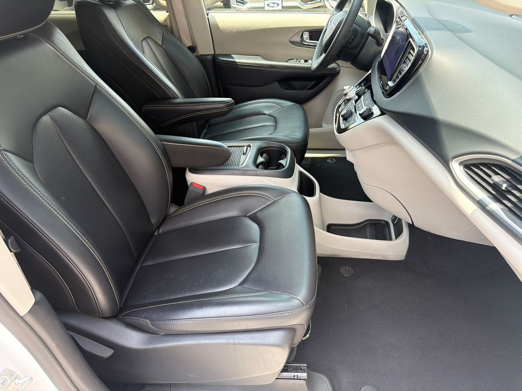 Thumbnail: 2023 Chrysler Pacifica - 10