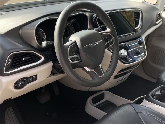 2022 Chrysler Pacifica Touring L 2