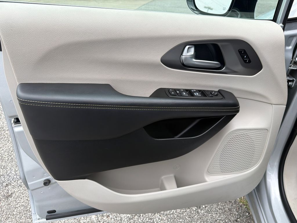 Thumbnail: 2024 Chrysler Pacifica - 22