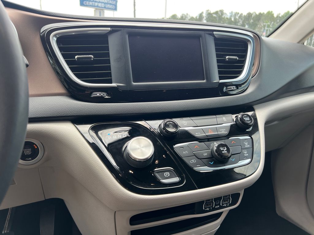 Thumbnail: 2022 Chrysler Voyager - 13