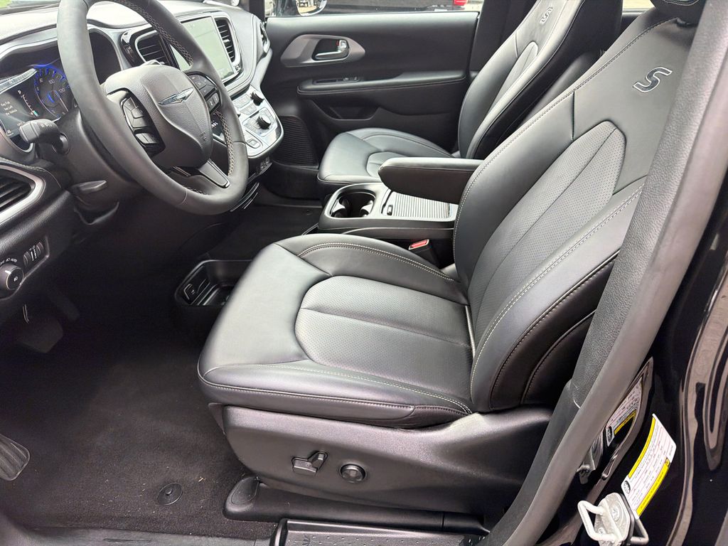 Thumbnail: 2024 Chrysler Pacifica - 9