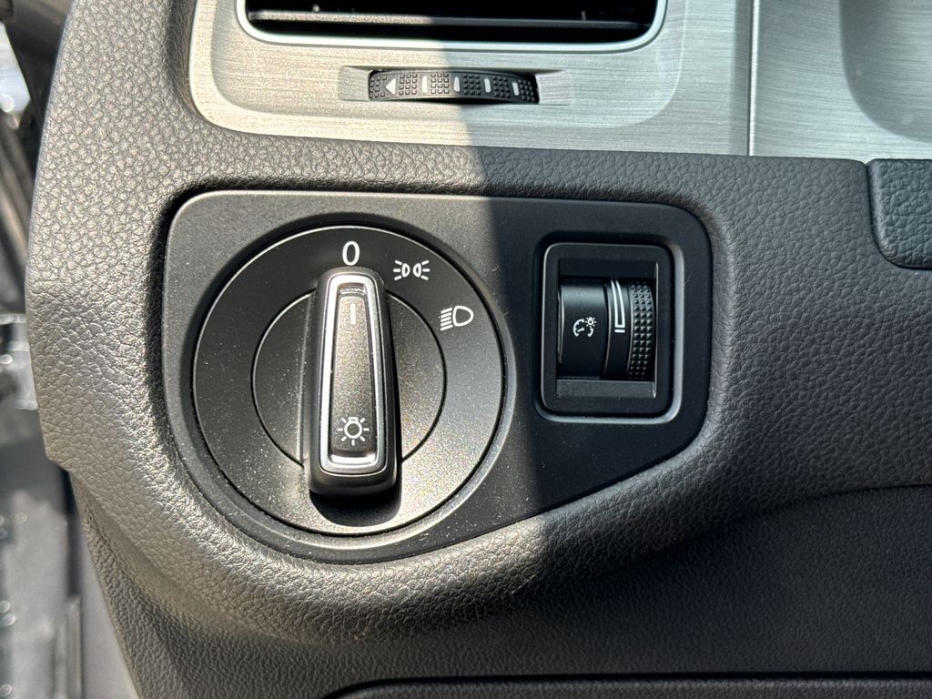 Thumbnail: 2015 Volkswagen Golf - 30