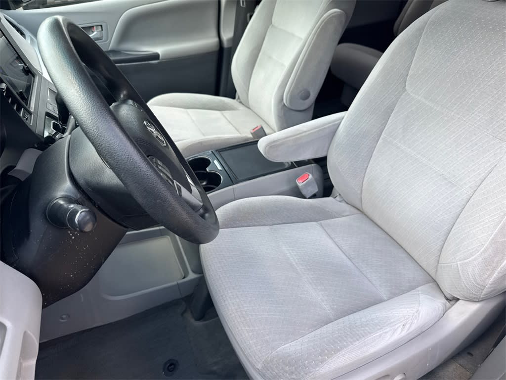 Thumbnail: 2015 Toyota Sienna - 10