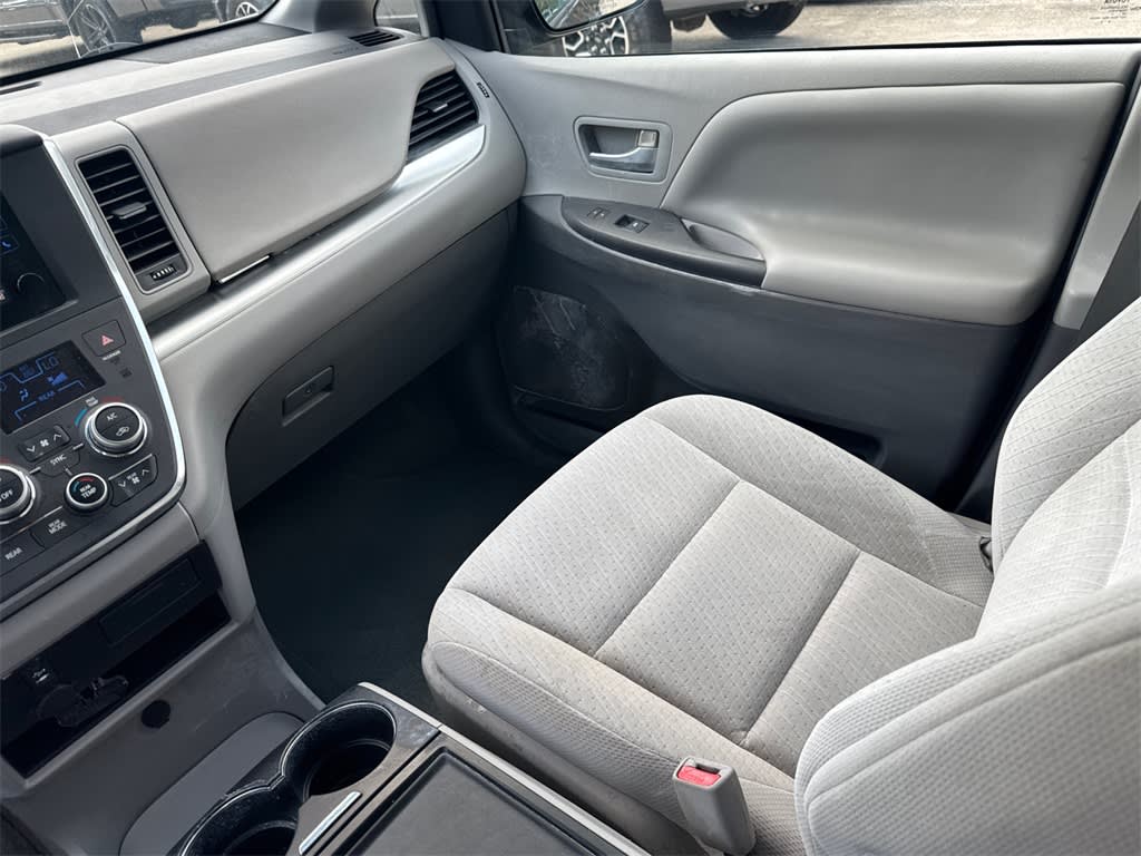 Thumbnail: 2015 Toyota Sienna - 26