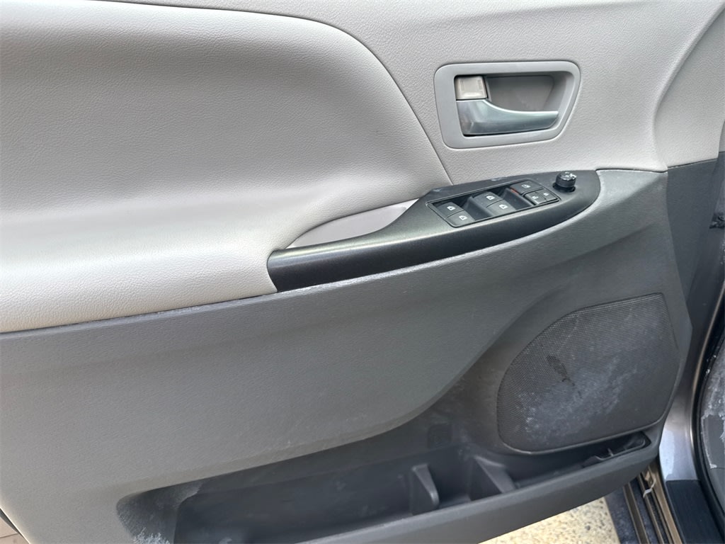 Thumbnail: 2015 Toyota Sienna - 21