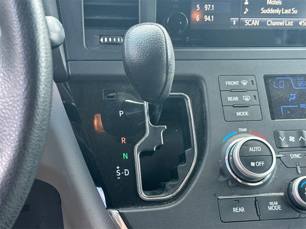 Thumbnail: 2015 Toyota Sienna - 14