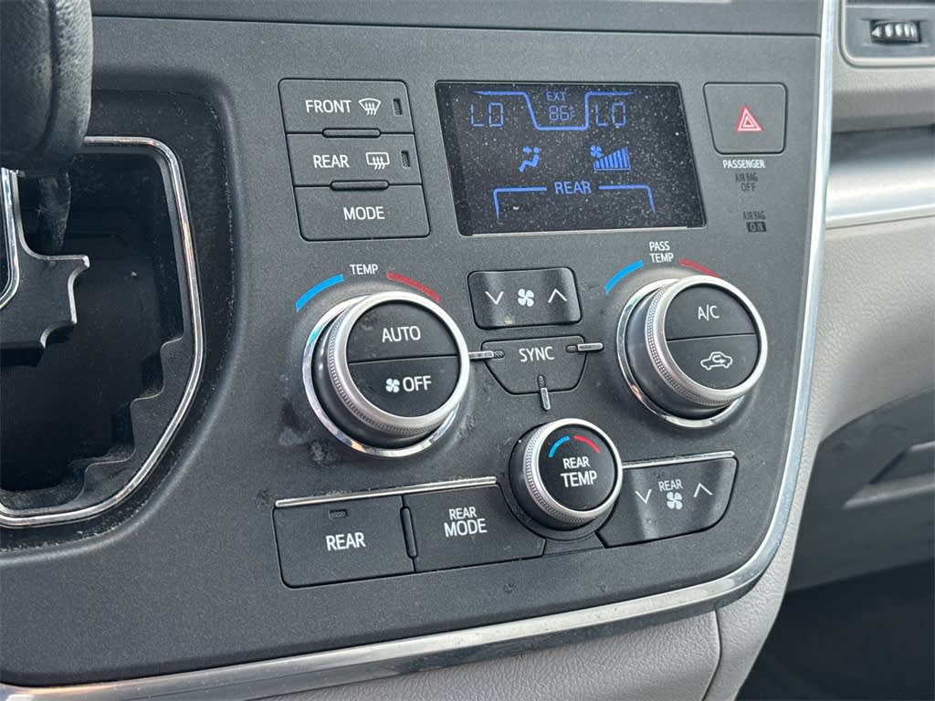 Thumbnail: 2015 Toyota Sienna - 31