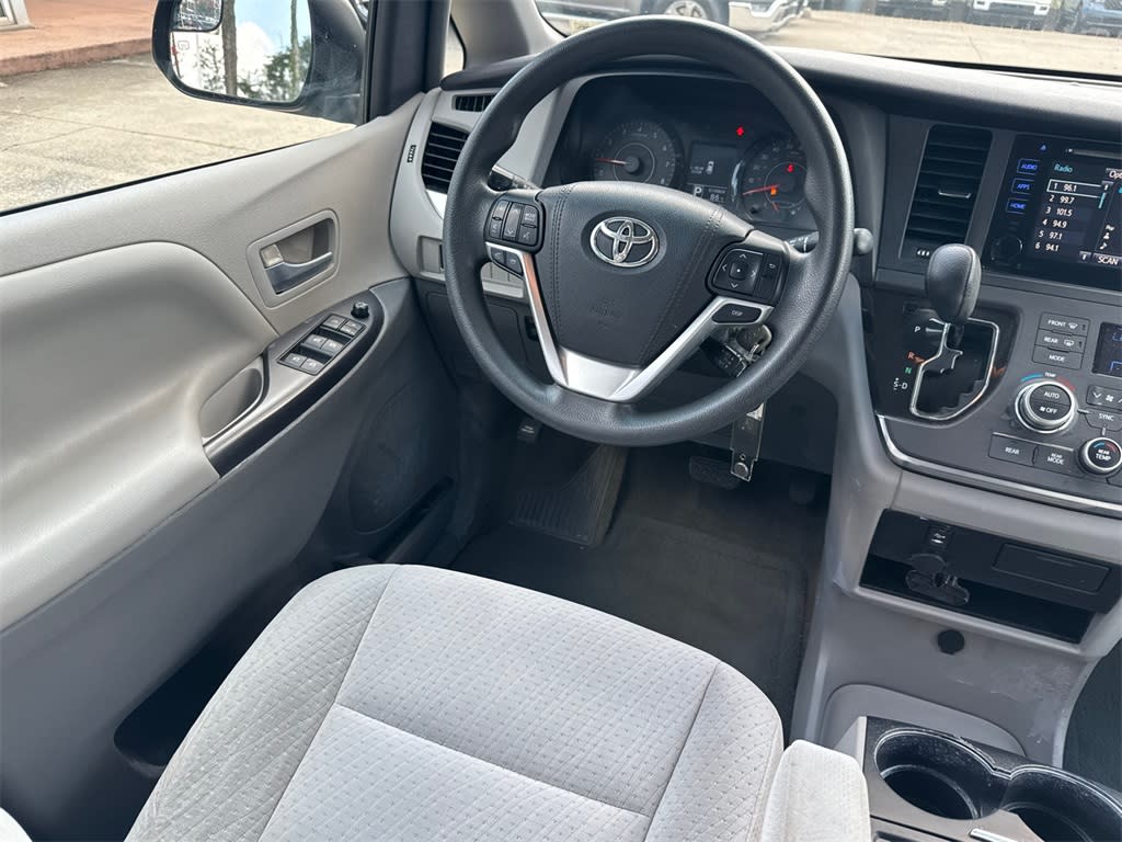 Thumbnail: 2015 Toyota Sienna - 8