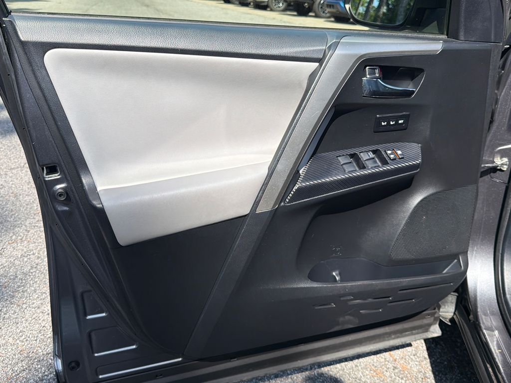 Thumbnail: 2015 Toyota RAV4 - 22