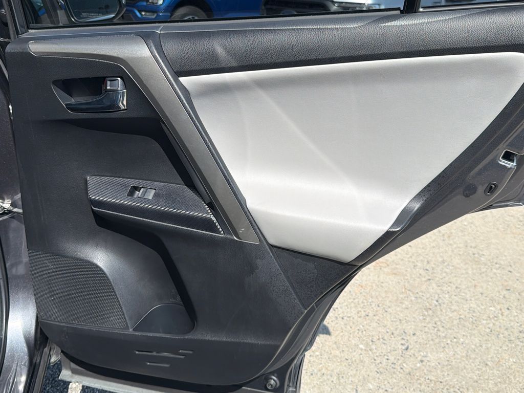 Thumbnail: 2015 Toyota RAV4 - 23