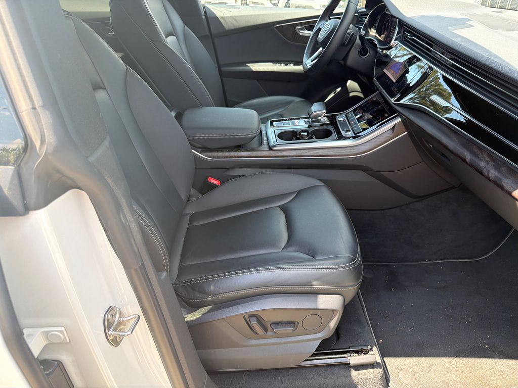 Thumbnail: 2020 Audi Q8 - 9