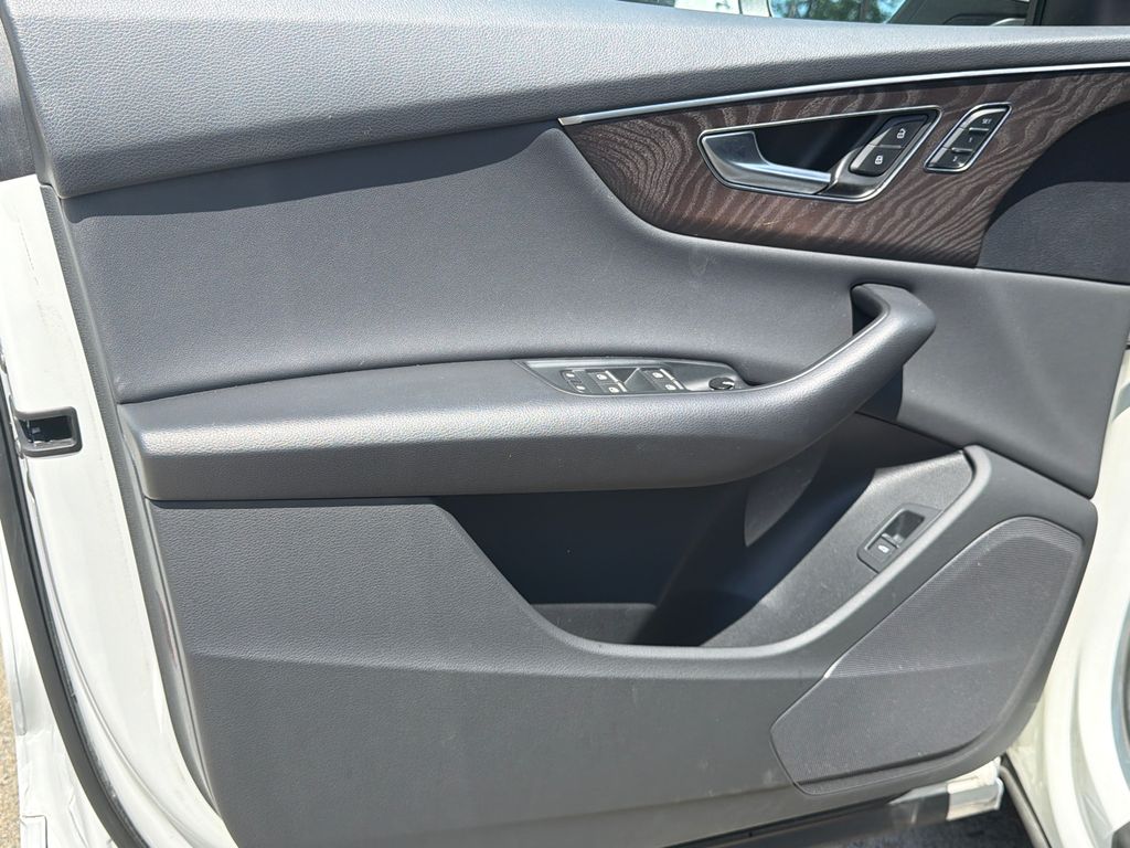 Thumbnail: 2020 Audi Q8 - 22