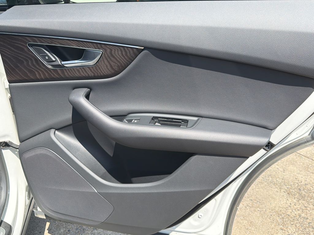 Thumbnail: 2020 Audi Q8 - 23