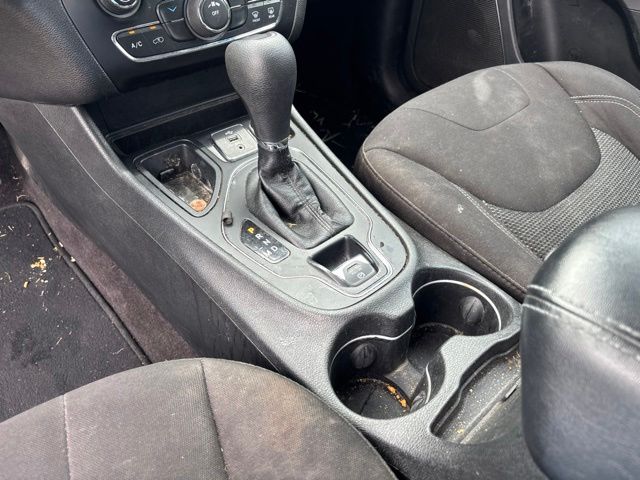 Thumbnail: 2019 Jeep Cherokee - 11