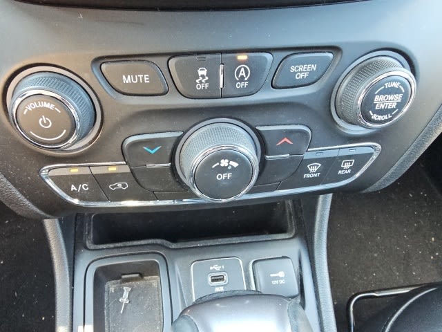 Thumbnail: 2020 Jeep Cherokee - 24