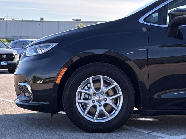 Thumbnail: 2023 Chrysler Pacifica - 8