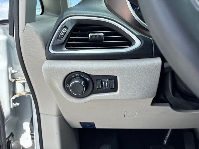 Thumbnail: 2023 Chrysler Voyager - 18