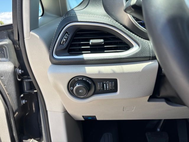 Thumbnail: 2023 Chrysler Pacifica - 18