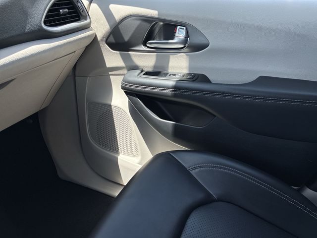 Thumbnail: 2023 Chrysler Pacifica - 34