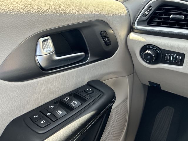 Thumbnail: 2023 Chrysler Pacifica - 39