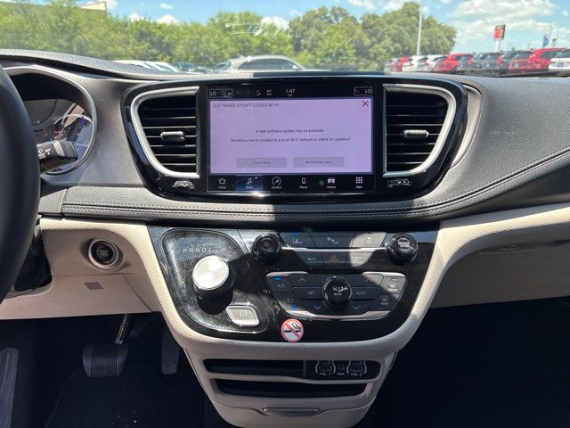 Thumbnail: 2023 Chrysler Pacifica - 24