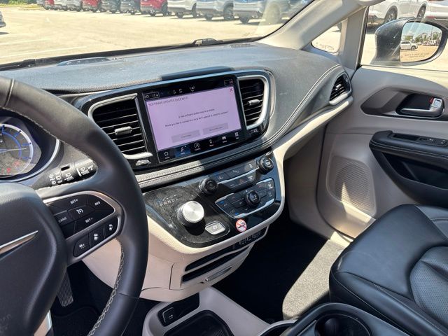 Thumbnail: 2023 Chrysler Pacifica - 7