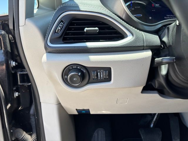 Thumbnail: 2023 Chrysler Pacifica - 18