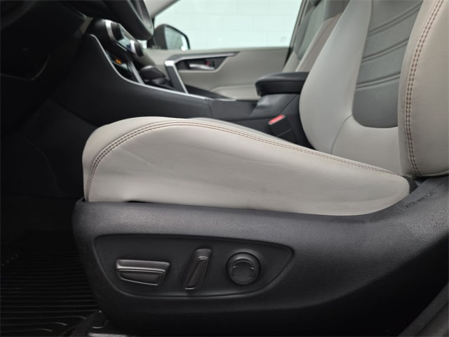 2023 Toyota RAV4 XLE Premium 28