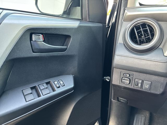 Thumbnail: 2018 Toyota RAV4 - 39