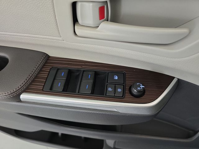 Thumbnail: 2021 Toyota Sienna - 38