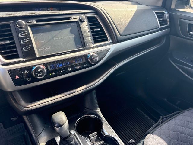Thumbnail: 2017 Toyota Highlander - 24