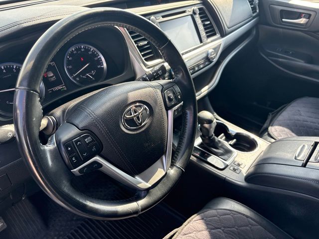 Thumbnail: 2017 Toyota Highlander - 7